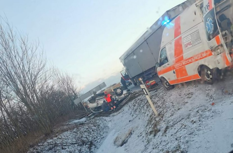 Po ,,Opel" ir ,,Scania" susidūrimo vairuotojai prireikė medikų pagalbos