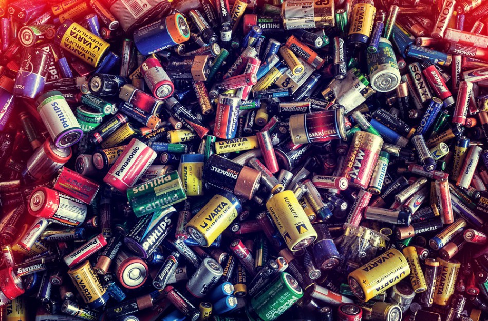 Kodėl naudotos baterijos yra pavojingos ir kaip su jomis elgtis?