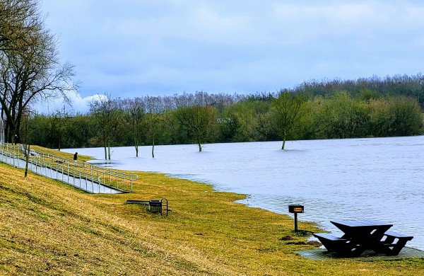 Dalis jonaviečių teigia taip paplūdusios Neries dar nematę: ar yra ko nerimauti?