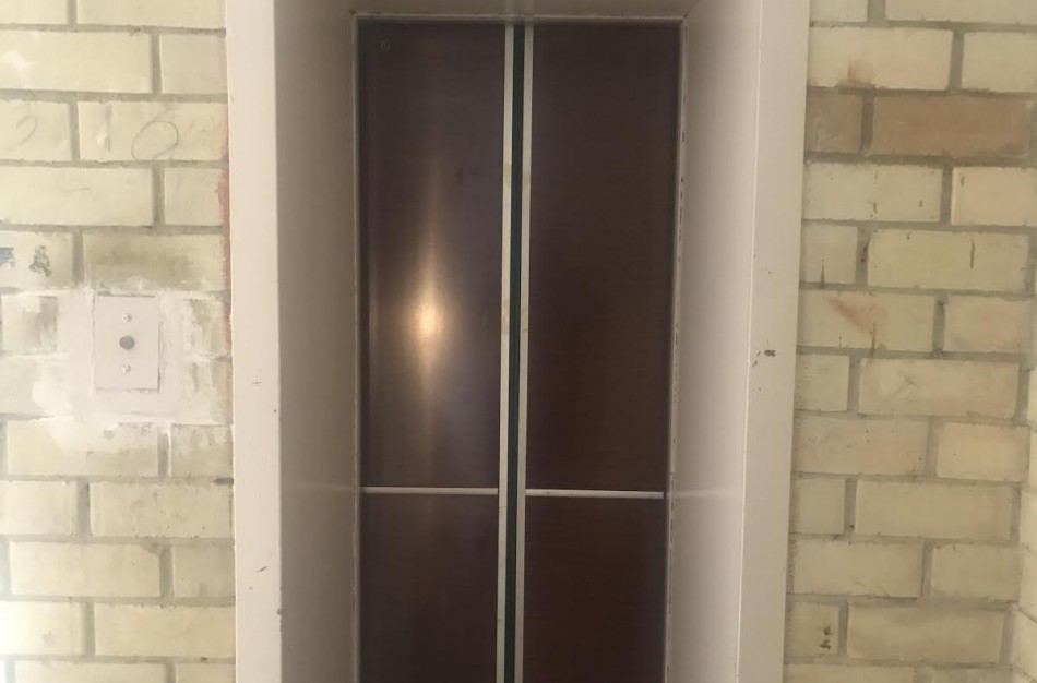 Gelbėjimo tarnyboms pranešta: lifte užstrigo du žmonės