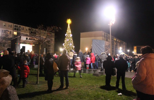 Jonaviečiai: "Pagaliau mūsų miesto eglė - graži!" 