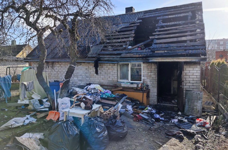 Po gaisro namų netekusi jonavietė netramdo ašarų: beliko prašyti žmonių pagalbos