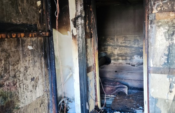 Po gaisro namų netekusi jonavietė netramdo ašarų: beliko prašyti žmonių pagalbos