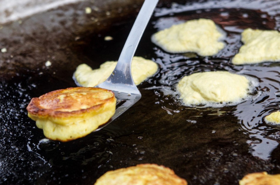 Keptuvėse čirška blynai: ar žinote, kaip tinkamai ir saugiai rūšiuoti panaudotą aliejų?