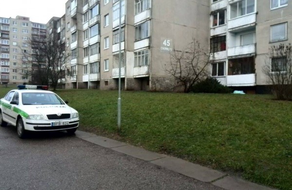 Pro penktojo aukšto balkoną iškrito moteris