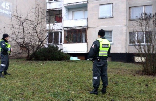 Pro penktojo aukšto balkoną iškrito moteris