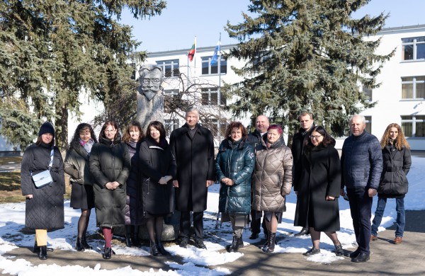 J. Ralio gimnazija: ,,Nepaleisk mano rankos, laisve!”