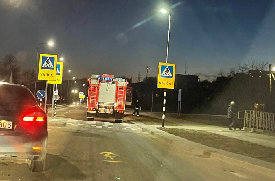 Gelbėjimo tarnyboms pranešta apie vyrą, negalintį išlipti iš upelio