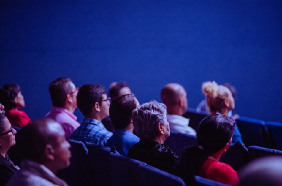 SAM: Lieka vis mažiau pandemijos valdymo ribojimų renginiuose ir kino teatruose