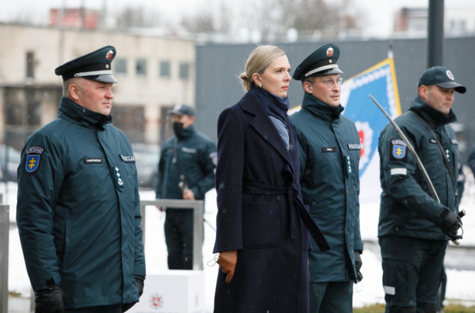 VRM: Pareigūnų darbo užmokestis šiemet didės 100 eurų „į rankas“