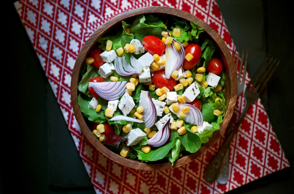 Traškios, žalios ir gardžios: išbandykite tris pavasarinius receptus su šviežiomis salotomis