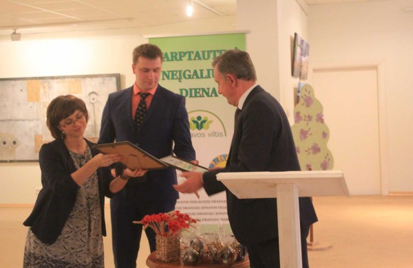 Neįgaliųjų dienai skirtoje šventėje – linkėjimai, juokas ir pažadai 