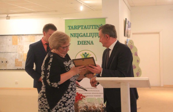 Neįgaliųjų dienai skirtoje šventėje – linkėjimai, juokas ir pažadai 