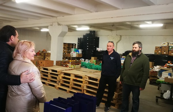 Jonavoje apsistojusius ukrainiečius pasiekė įspūdingo dydžio paramos siunta iš Anglijos