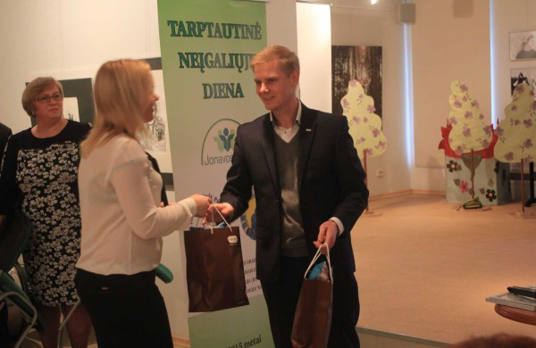 Neįgaliųjų dienai skirtoje šventėje – linkėjimai, juokas ir pažadai 