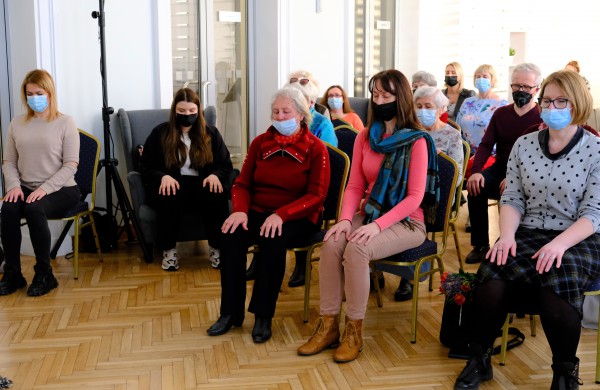 Knyga, atvėrusi duris anapus čia