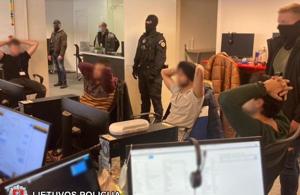 Sulaikyti 28 sukčiavimu stambiu mastu įtariami asmenys: nuo fiktyvių "skambučių centrų" galėjo nukentėti apie ne viena dešimtis asmenų