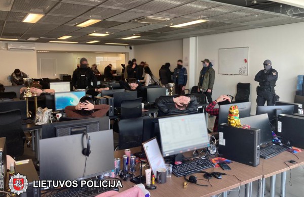 Sulaikyti 28 sukčiavimu stambiu mastu įtariami asmenys: nuo fiktyvių "skambučių centrų" galėjo nukentėti apie ne viena dešimtis asmenų