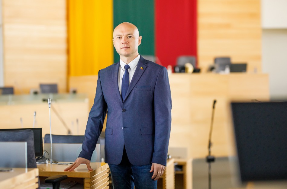 E. Sabutis: „Seime skinasi kelią pataisos dėl papildomos laisvos dienos slaugantiesiems tėvus“