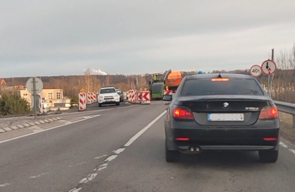 Vairuotojai pakraupę: tokio eismo reguliavimo ant Ruklos viaduko niekas nesitikėjo