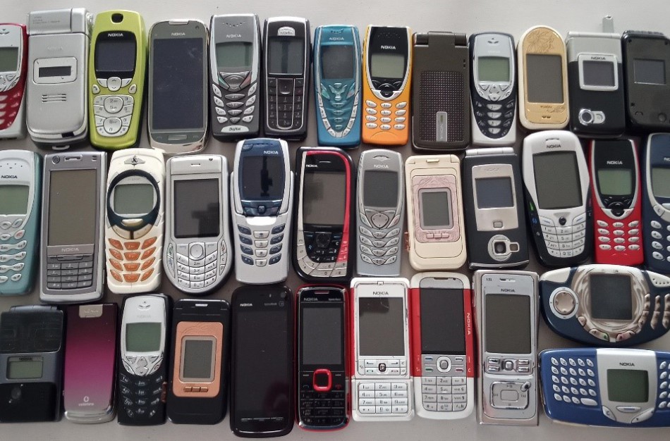 Ukrainos kariams renkami ir siunčiami seni „mygtukiniai“ telefonai į mūšio lauką – jų skambučių nesuseka priešai