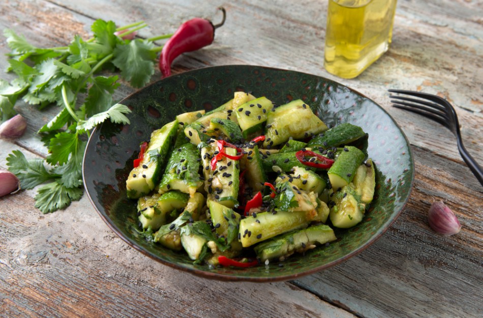 Traiškytų agurkų azijietiškos salotos – pavasariška gaiva kiekviename kąsnyje