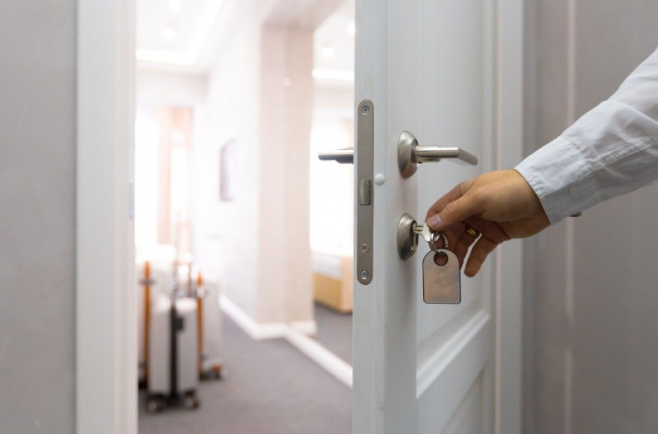 Nuo Covid-19 nukentėjęs apgyvendinimo sektorius ir kelionių organizatoriai galės gauti valstybės pagalbą