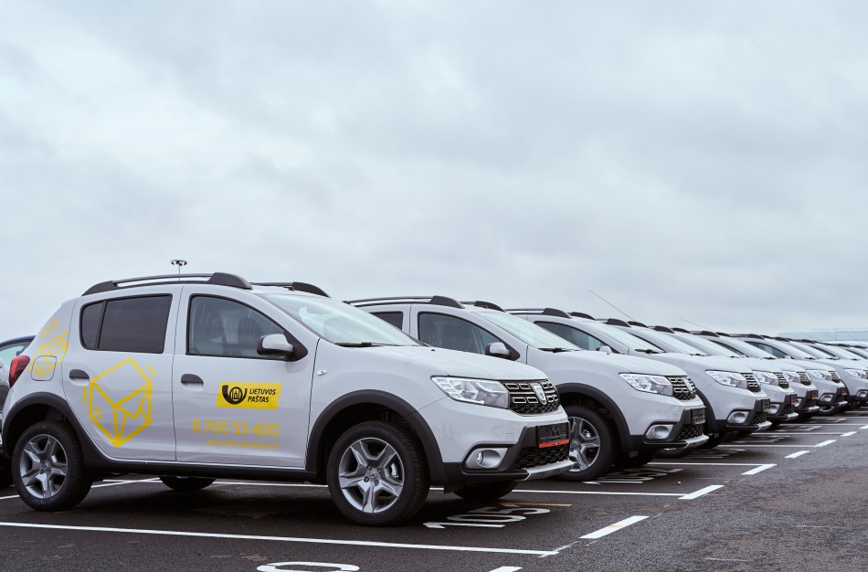 Lietuvos paštas investuoja 5,3 mln. Eur – iki metų galo beveik visi laiškininkai klientus aptarnaus automobiliais