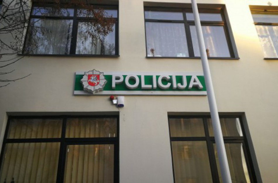 Pareigūnų įsileisti nepanorusį vyrą iš namų  teko ,,krapštyti" panaudojant laužtuvą