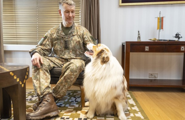 Lietuvos kariuomenėje minima Šuns diena: augintinius į tarnybą atsivedę kariai rinko paramą gyvūnams iš Ukrainos