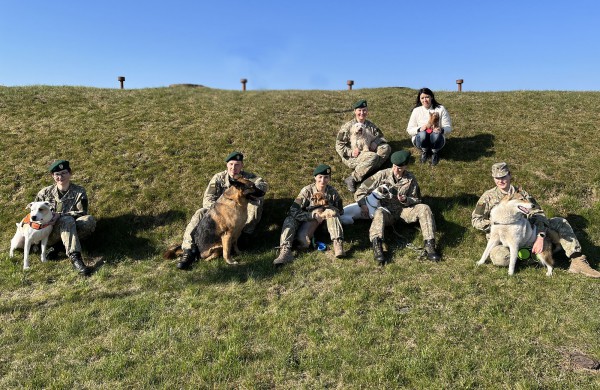 Lietuvos kariuomenėje minima Šuns diena: augintinius į tarnybą atsivedę kariai rinko paramą gyvūnams iš Ukrainos