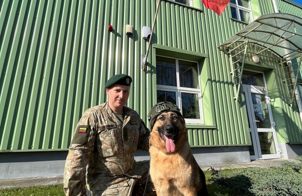 Lietuvos kariuomenėje minima Šuns diena: augintinius į tarnybą atsivedę kariai rinko paramą gyvūnams iš Ukrainos