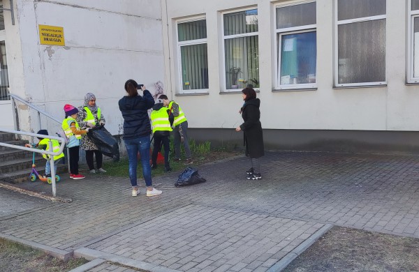 Ukrainiečiai Jonavoje: prisideda prie akcijos „Darom“, prie miesto puošybos bei laukia visų paramos renginyje