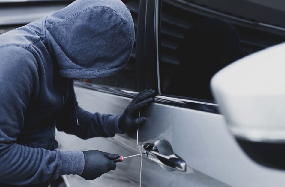 Jonavos pareigūnus pasiekė informacija apie į automobilius besidairančius įtartinus asmenis