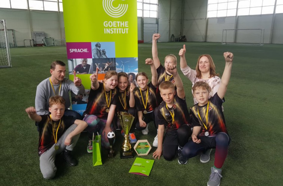 Konkurso „1:0 vokiečių kalbos naudai“ taurė ir pagrindinis prizas –  Jonavos Justino Vareikio progimnazijoje