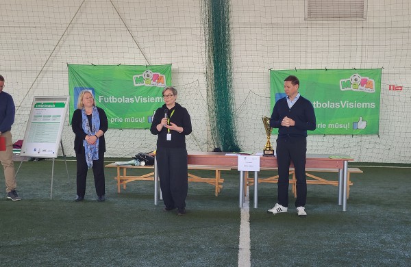 Konkurso „1:0 vokiečių kalbos naudai“ taurė ir pagrindinis prizas –  Jonavos Justino Vareikio progimnazijoje