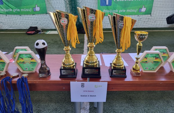 Konkurso „1:0 vokiečių kalbos naudai“ taurė ir pagrindinis prizas –  Jonavos Justino Vareikio progimnazijoje