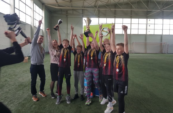 Konkurso „1:0 vokiečių kalbos naudai“ taurė ir pagrindinis prizas –  Jonavos Justino Vareikio progimnazijoje