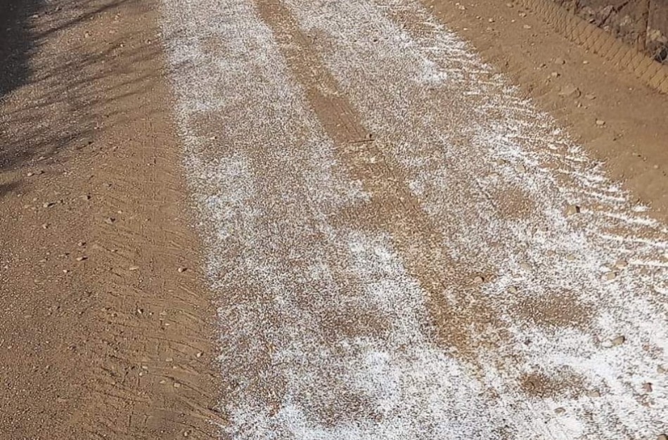 Gyventojų dėmesį patraukė ant kelių išberti ,,miltai"