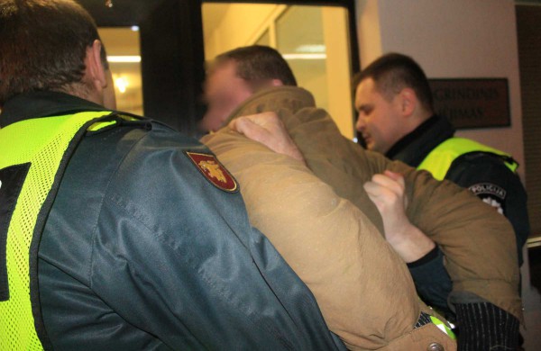 Neblaivus vyras – policijos pareigūnams: „Gal jūs teroristai?“