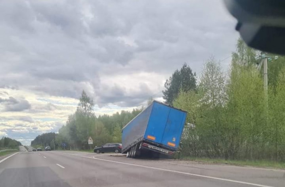 Nesuvaldyta sunkiasvorė nuvažiavo nuo kelio
