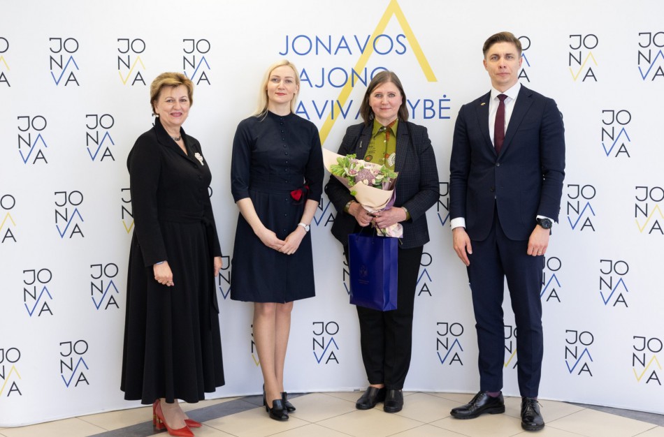 Rajono vadovai pasveikino Metų ekonomikos mokytoją R.Strumilienę