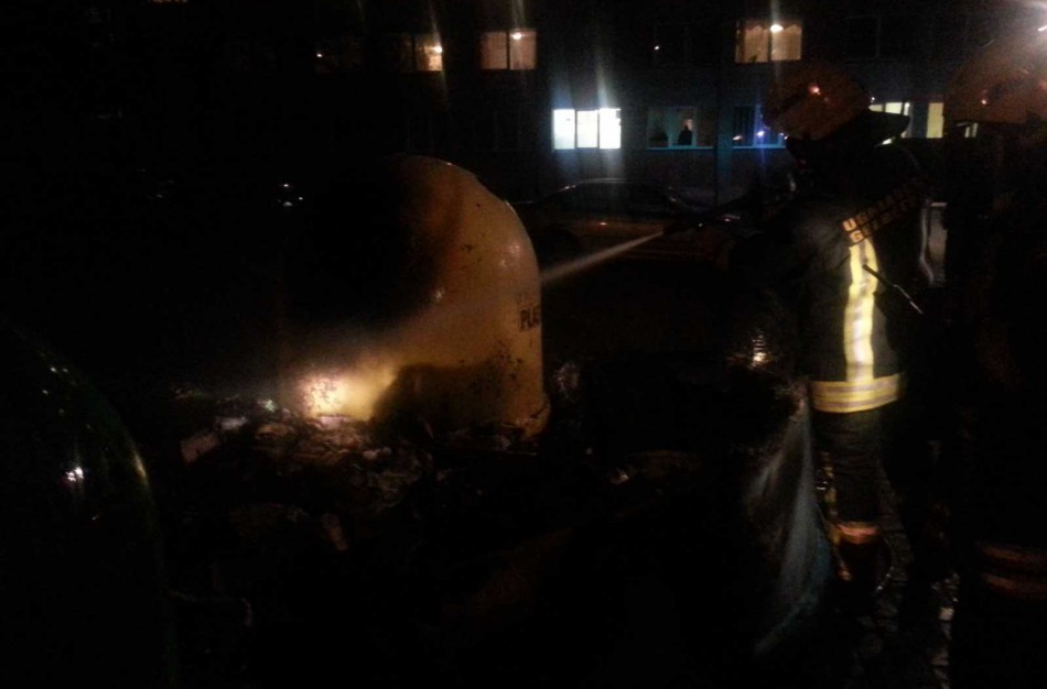 Sodų gatvėje sudegė konteineris, du konteineriai – apdegė