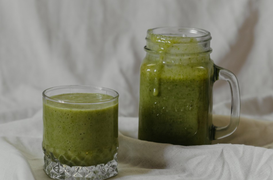 Skinkite ir plakite: žaliųjų glotnučių receptai iš vaisių ir pievų žolių