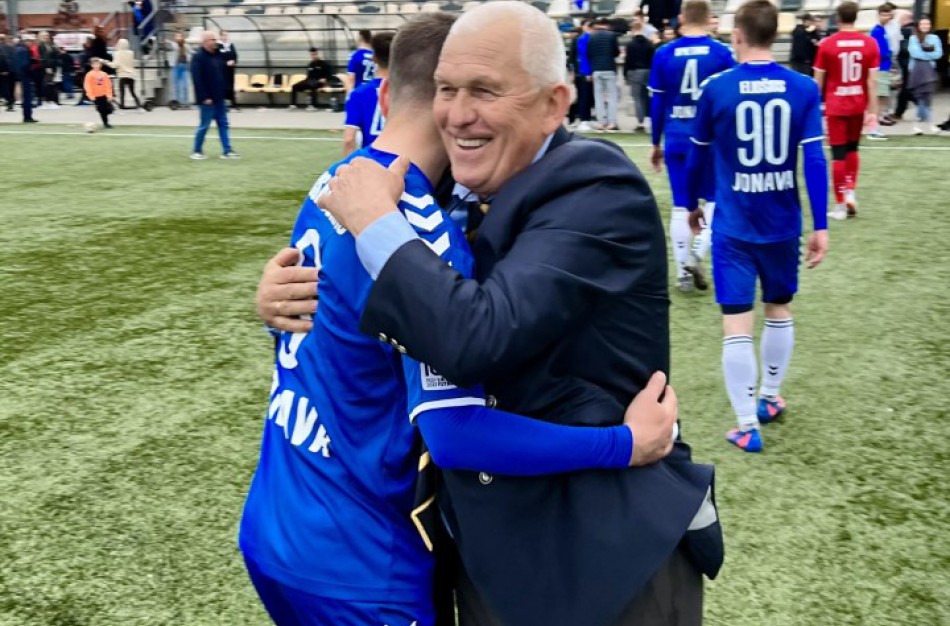 Pirmas blynas neprisvilo: Jonavos futbolininkai naujojo trenerio akivaizdoje žengė į „HEGELMANN LFF" taurės ketvirtfinalį