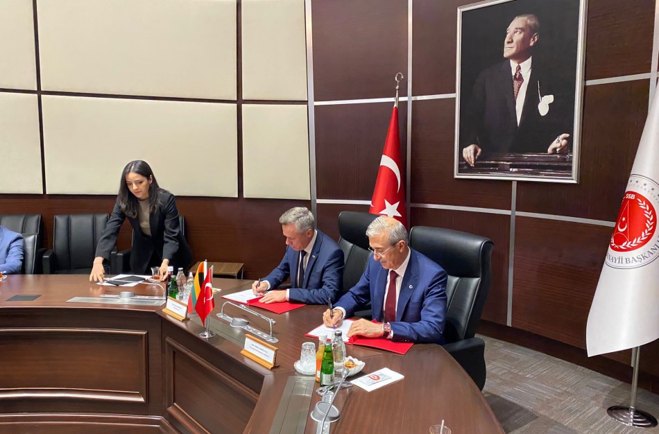 Lietuva ir Turkija pasirašė susitarimą dėl bendradarbiavimo gynybos pramonės srityje, leisiantį pirkti kovinį droną „Bayraktar”