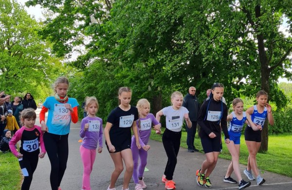 Jonavos KKSC lengvaatlečiai dalyvavimo sportinio ėjimo varžybose Alytuje ir Krakėse