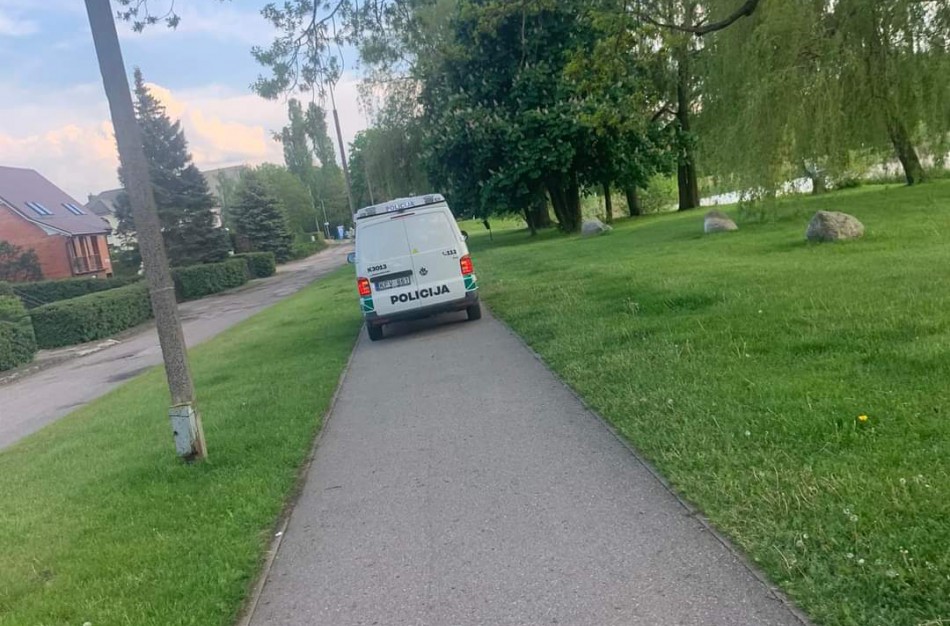 Taku palei tvenkinį riedantis pareigūnų automobilis sukėlė diskusijas