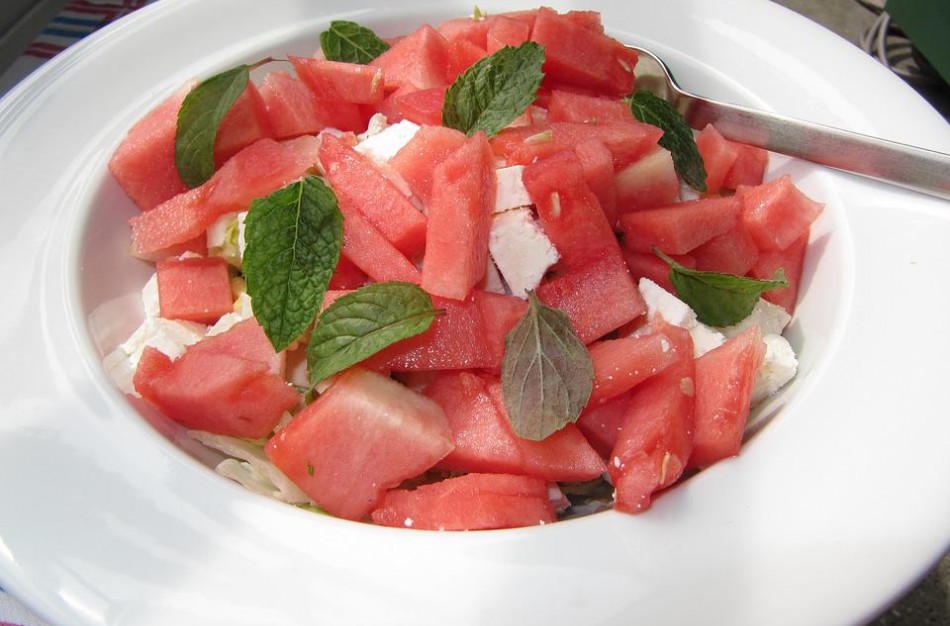 Karštai dienai – salotos su arbūzais: išbandykite 3 vegetariškus receptus