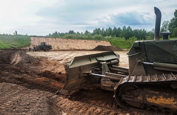 Treniruodamiesi vykdyti užduotis karo inžinieriai padeda išlaikyti bei gerinti ir Lietuvos kariuomenės infrastruktūrą
